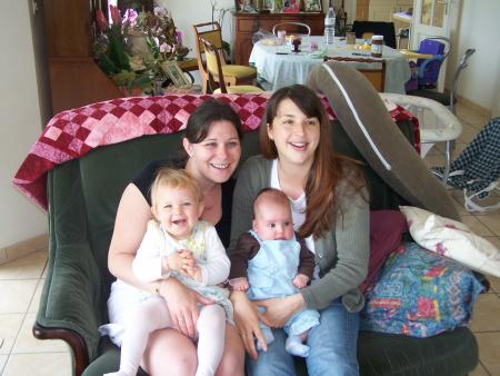 Les deux ins�parables et leurs poup�es