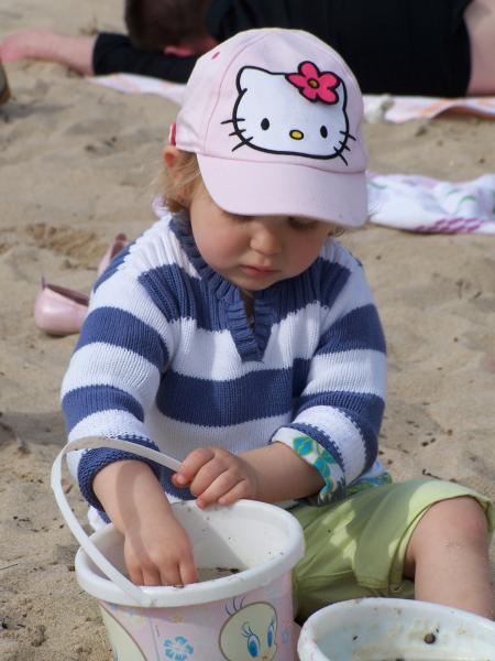 Les mains dans le sable