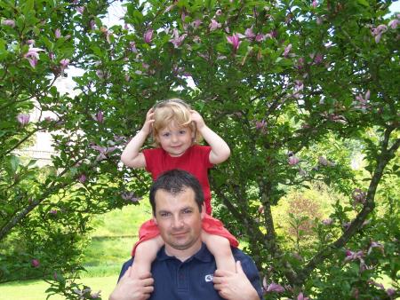 Avec papa devant les magnolias !!!