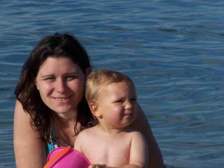 avec maman dans l'eau