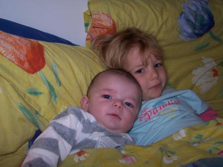 calin du matin dans le lit de papa et maman